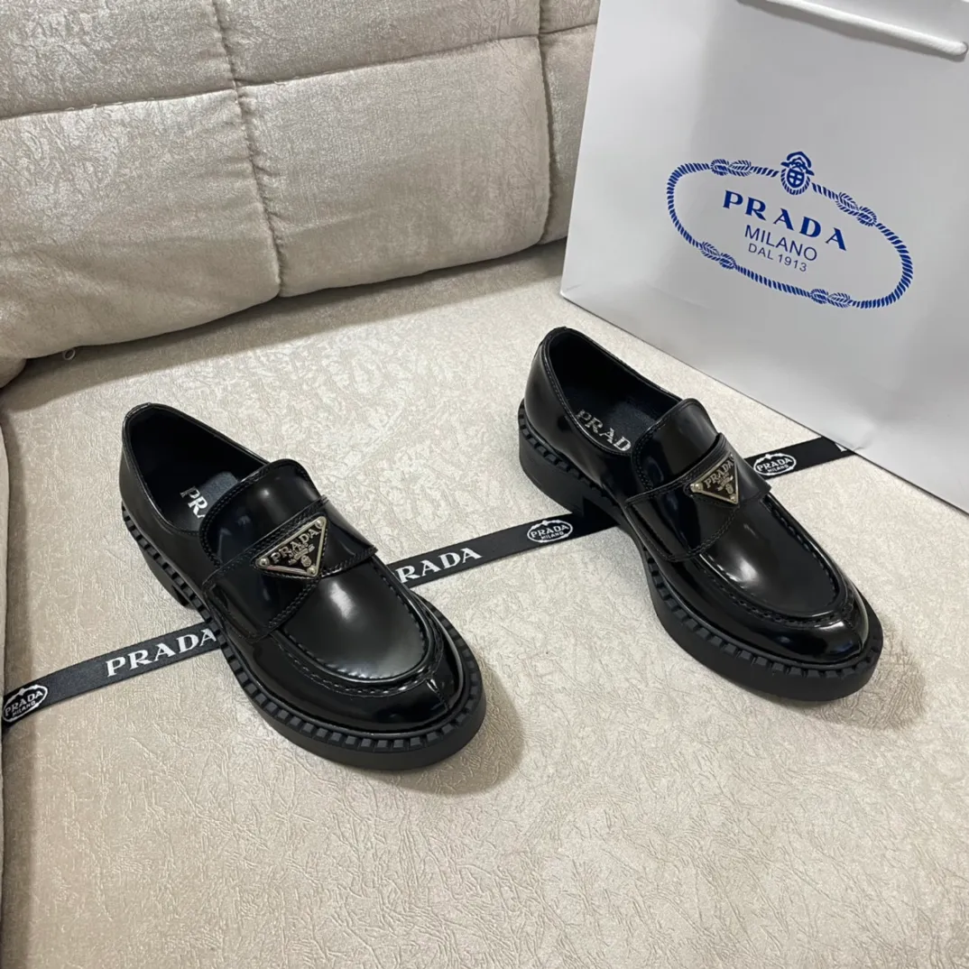 Factory direct sales p480🐘🐘Women's shoes, women's clothing Factory direct sales pRADA Official website synchronization # Unlimited out of stock at counters The purchasing version is strongly new Triangular silver buckle double bottom version Counter packaging Xiaohongshu Get Size: 35-40